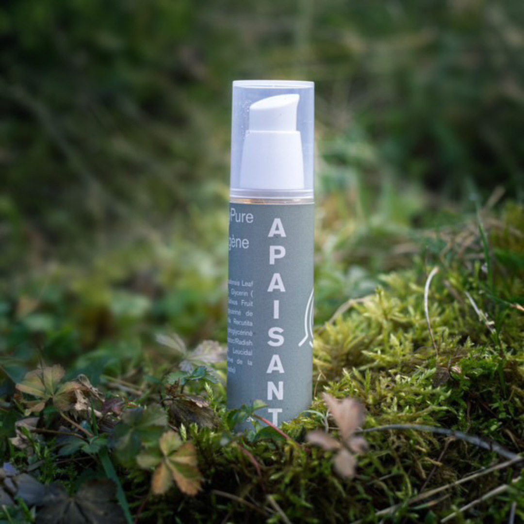 Chien qui se gratte un bouton rouge sur le flanc – gel apaisant naturel Botany Dog